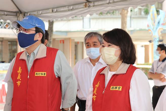 嘉义市长黄敏惠到北兴国中，视察莫德纳疫苗接种情形。（廖素慧摄）