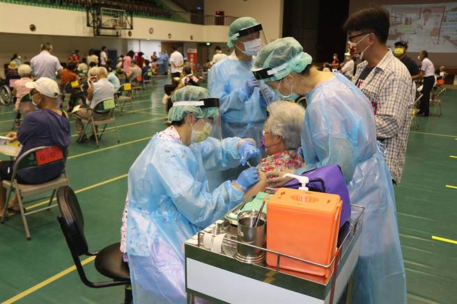 嘉义市70岁以上长者到港坪体育馆接种莫德纳疫苗。（廖素慧摄）