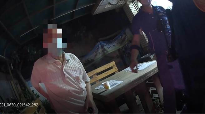 老先生晚上出門繳電話費但意外迷路，幸好警員即時協助返家。（姜霏翻攝）