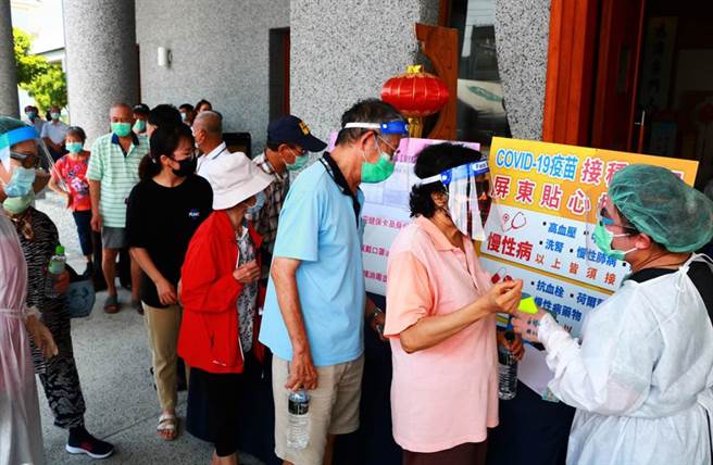 屏东今起施打莫德纳疫苗，结果先前没打AZ的长者也跑来，导致速打站爆群聚乱象。（谢佳潾摄）