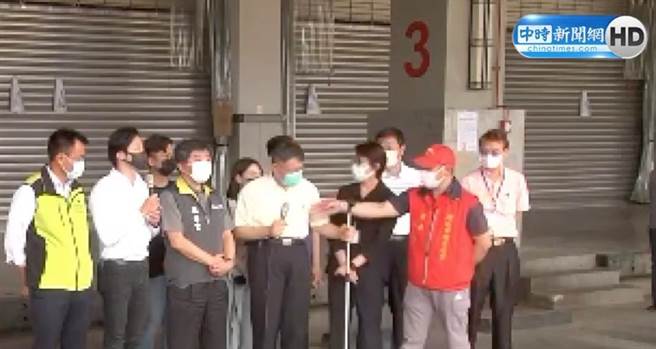 無黨籍立委林昶佐卻當面嗆台北市市長柯文哲講廢話，柯正要反擊，卻遭環南市場自治會長林勝東一把搶走手中麥克風。（圖／本報系影音截圖）