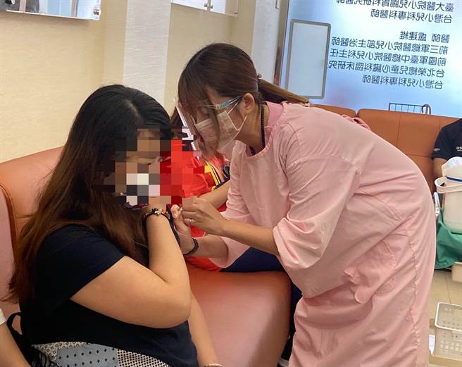 中央撥配台中6萬2300劑莫德納疫苗，台中市政府依照中央所訂對象類別依序接種，1日優先開放7家有開專診的婦產科合約院所供孕婦施打。（台中市府提供／盧金足台中傳真）