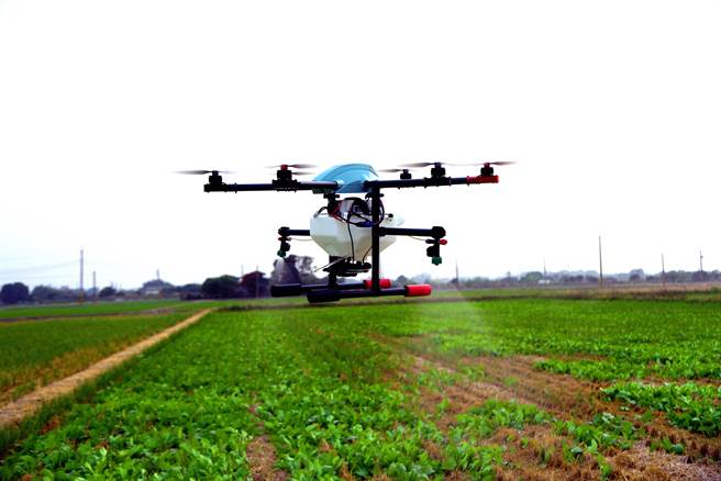 新北市庄敬高职5日将出动校内的25台无人机，进行全国首创的空中喷洒校园无人机防疫消毒作业。（庄敬高职提供）