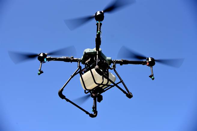 新北市庄敬高职5日将出动校内的25台无人机，进行全国首创的空中喷洒校园无人机防疫消毒作业。（庄敬高职提供）