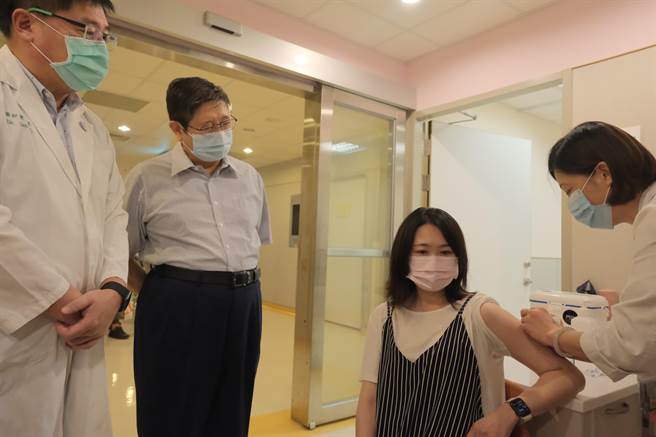 新竹县长杨文科（左二）2日上午前往中国医药大学新竹附设医院，关心孕妇接种疫苗状况。（庄旻静摄）