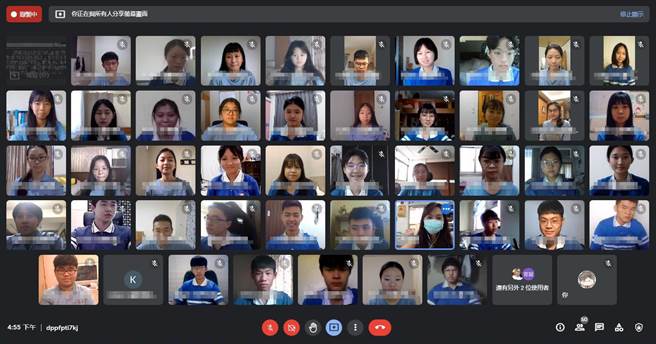 台中市明道中学学生换上久没穿的制服、坐在电脑前，一起参加线上期末考，为线上教学课程取得最佳成绩。（明道中学提供／林欣仪台中传真）