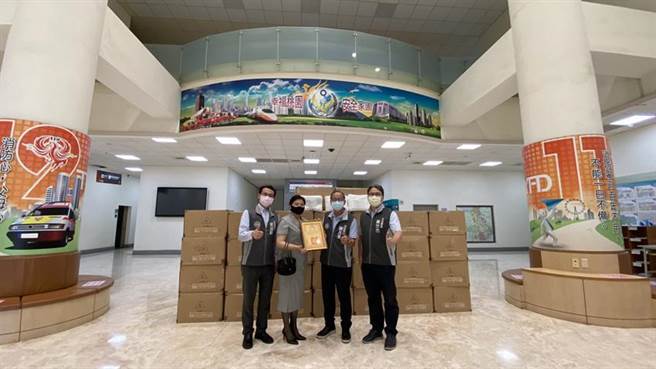 （立委郑运鹏(左一)、黄世杰(右一)与鑀德恩企业代表(左二)捐赠2100件防水隔离衣。图／桃园市消防局提供）