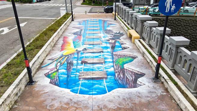 3D彩绘图样设计空中吊桥，呈现探险的惊奇感。（台中市府提供／卢金足台中传真）