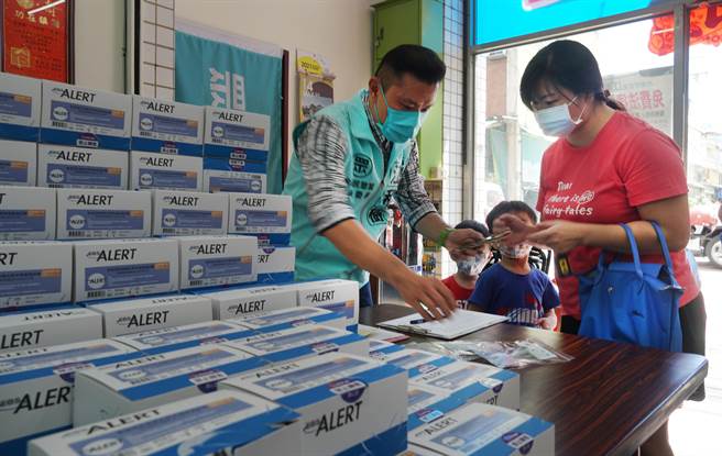 综艺天王吴宗宪，捐赠全国各里长办公室11万剂新型冠状病毒快速检测试剂，大里区立德里到货2500剂，7月1日10点起开放领取，截至2日中午前仅剩100多剂，非常热门。（黄国峰摄）