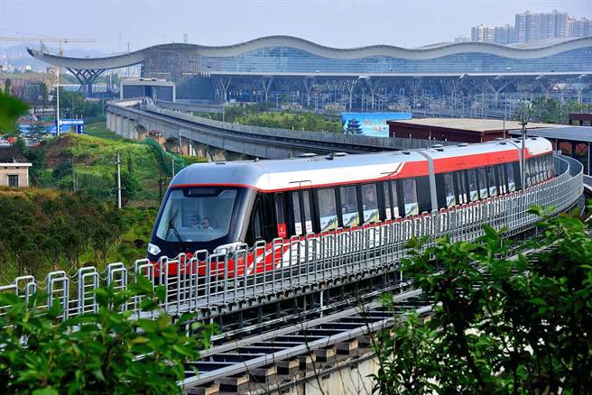 长沙磁浮快线全线提速，时速140公里列车投入营运。（中新社）
