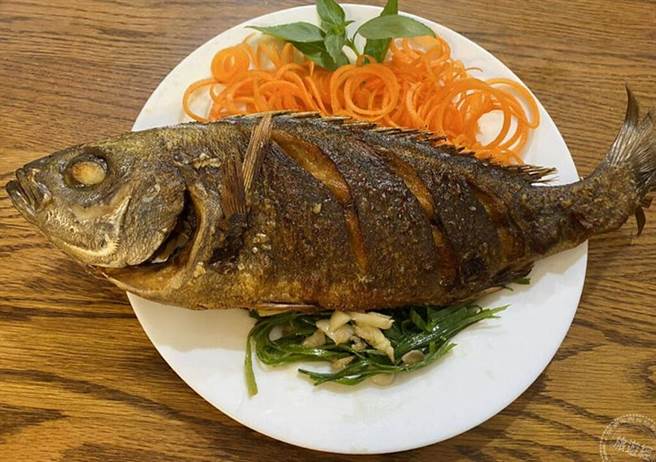 小朋友爱吃香香酥酥的乾煎黄鸡鱼 (图片：新北市政府渔业处提供)