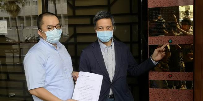 东元集团经营权战争，菱光董事长黄育仁（右）2日下午赴台北地检署提告反击。（黄捷摄）