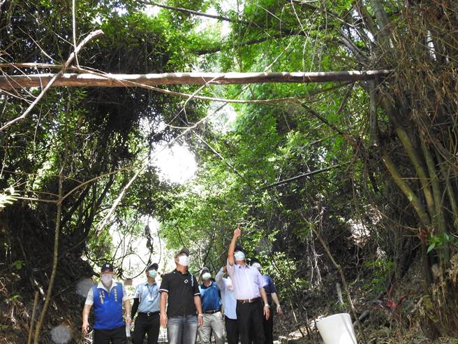 南投县长林明溱（右），2日视察南投市撼龙步道。（南投县政府提供／廖志晃南投传真）