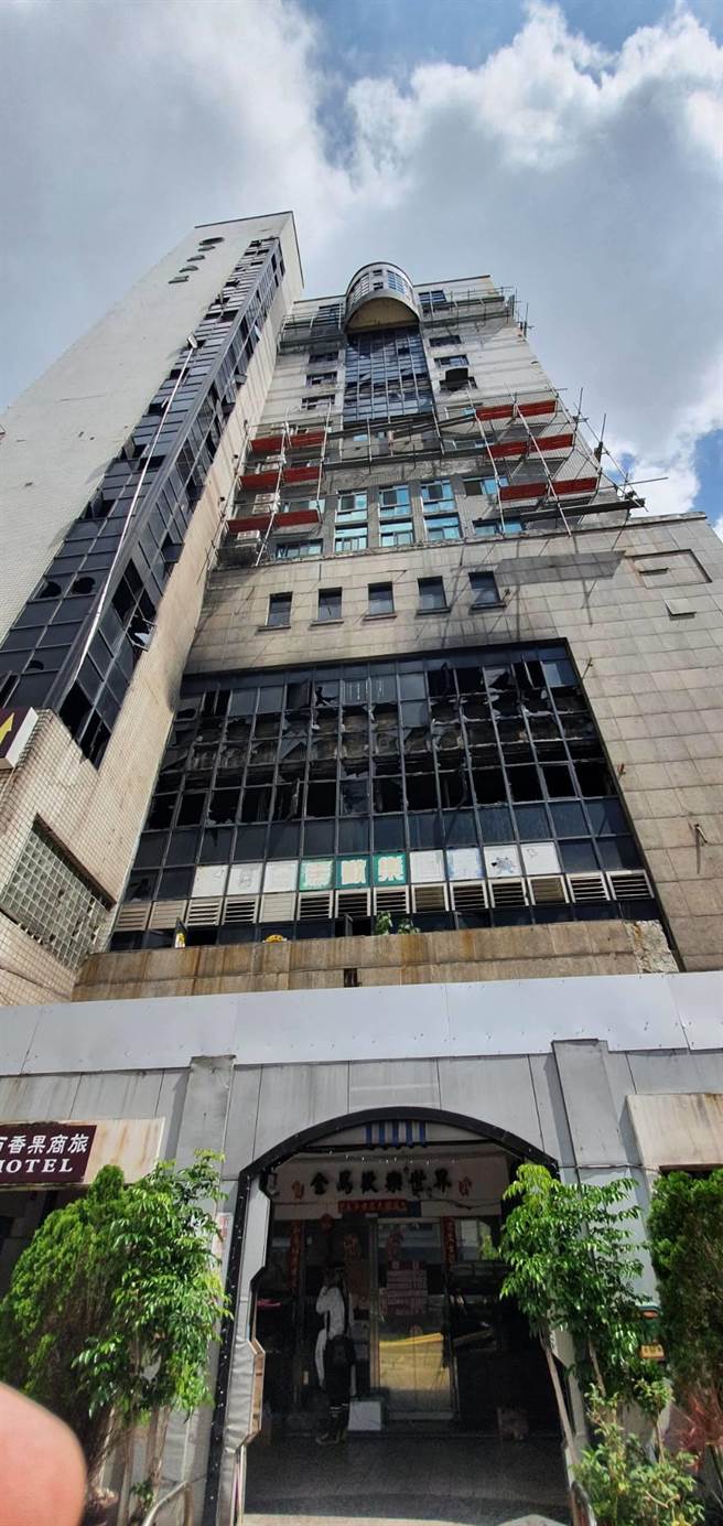 消防火調人員、彰化檢警今天都深入喬友大樓火場調查勘驗，檢警正深入在追查是否有疏失與人為縱火可能；大樓外廣場有民眾默默放上花束悼念不幸罹難的死者。（謝瓊雲攝）