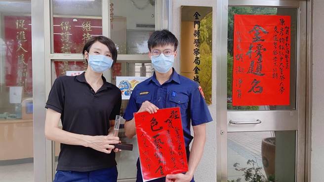 胡淑淨分局長代表致贈手工打造的木質鋼筆外，也由一組組長呂世注代筆寫下「色藝雙全」4 字送給未來的警大小學弟陳彥鈞，祝福他在學識和工作領域更上一層樓。（金城分局提供）