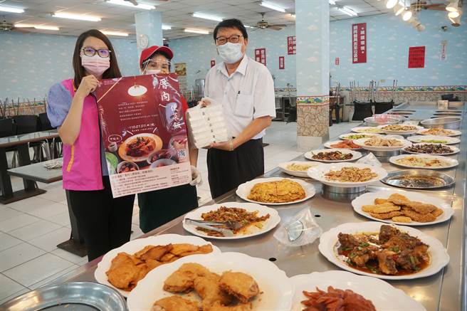 网银基金会7月1日启动「厝内ㄟ便菜饭」免费供餐计画，执行董事陈大钧（右1）与合作餐厅，昭告有需要者，都可来此登记取餐。（黄国峰摄）