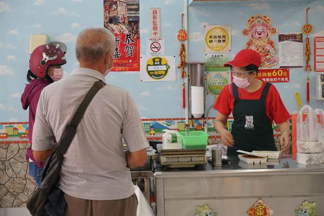 网银基金会7月1日启动「厝内ㄟ便菜饭」免费供餐计画，有需要者，都可来此登记取餐。（黄国峰摄）