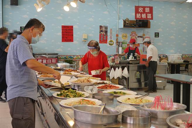网银基金会7月1日启动「厝内ㄟ便菜饭」免费供餐计画，大里合作餐厅是圆通自助餐店，它曾是台中某个案的足迹点之一，生意因而深受其害。（黄国峰摄）