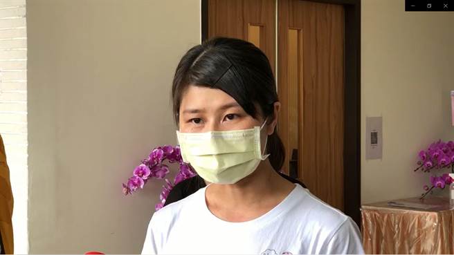 陳志帆妹妹下午公開出面發表聲明稿，呼籲彰化縣政府公布火災搶救報告，也盼設立紀念碑，作為保護傘，盼不要再有消防員進入火場後犧牲。（謝瓊雲攝）