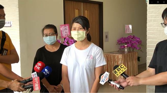 陳志帆妹妹下午公開出面發表聲明稿，呼籲彰化縣政府公布火災搶救報告，也盼設立紀念碑，作為保護傘，盼不要再有消防員進入火場後犧牲。（謝瓊雲攝）