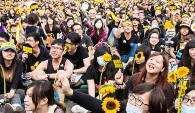 空军退役的王姓中校不满邻居儿子是「太阳花」学运成员，持木棍打伤邻居，遭台北地院判刑8月。图为太阳花学运。（资料照）