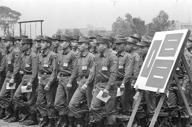 1969年，台北市郊某陸軍部隊的阿兵哥們在演唱軍歌。(姚琢奇攝)