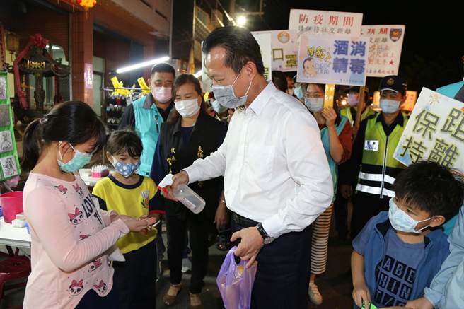 嘉縣長翁章梁縣長去年在太保市後潭夜市防疫宣導。（嘉縣政府提供／張亦惠嘉縣傳真）