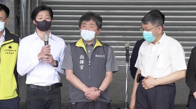 无党籍立委林昶佐（左一）今天前往环南市场，并批评台北市长柯文哲（右一）说的很多都是防疫常识，听起来让人觉得是废话，遭环南市场自治会长林胜东呛「从以前到现在，有替在地百姓发言过吗？」（摘自直播）