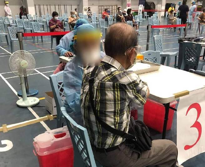 老翁打完疫苗左半边无力，医师研判与施打疫苗无关，家属却不能接受。（照片/曾小姐 提供）