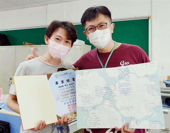 李啓榮（右）頒發驚喜「畢業證書」及祝福卡片給林志民老師。（港尾國小提供／劉秀芬台南傳真）