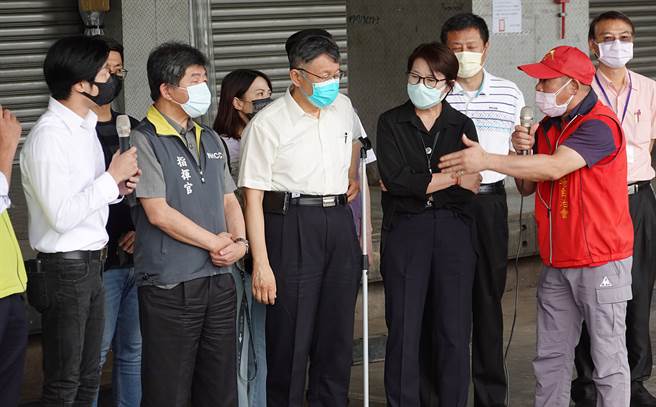 环南市场自治会长林胜东（右前一穿红衣者）。（姚志平摄）