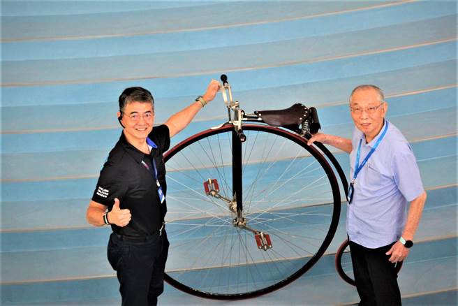 由巨大集團創辦人劉金標（右）推動，打造結合互動科技與工藝美學的自行車文化探索地標。（資料照．／盧金足台中傳真）