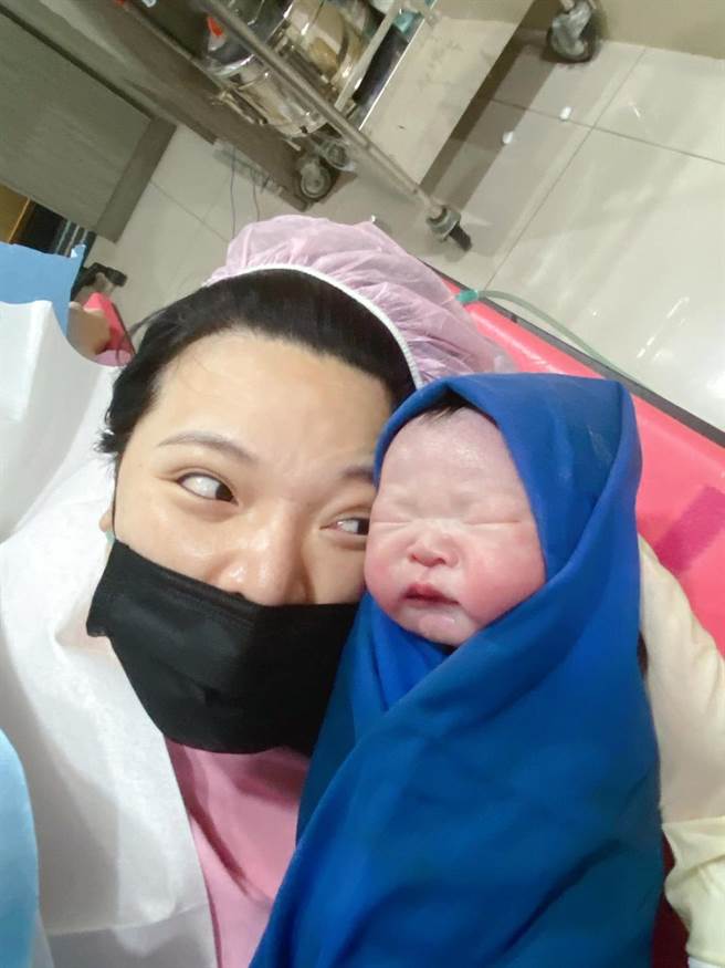 小甜甜與女兒溫馨合影。(小甜甜經紀人提供)