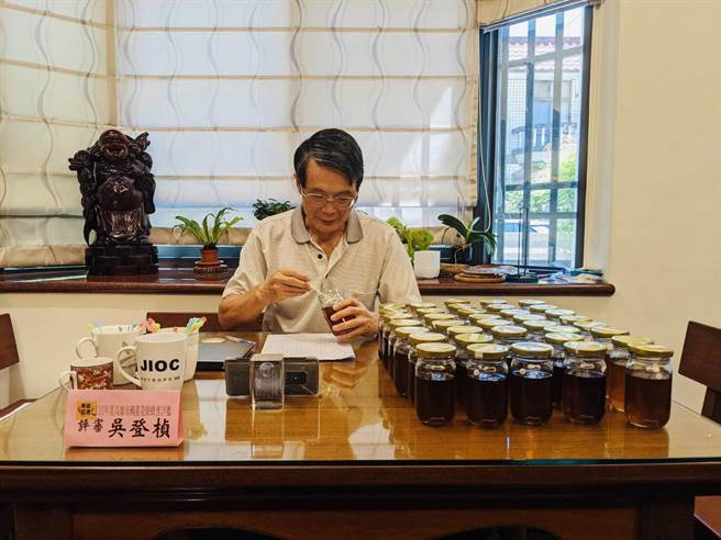 评审透过视讯方式，顺利完成今年度的评鑑工作。(高雄市农业局提供／林雅惠传真)