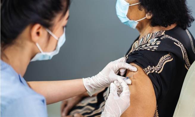 打哪種疫苗安全？比起「接種後死亡率」 找出危險因子更重要。(示意圖/Shutterstock)