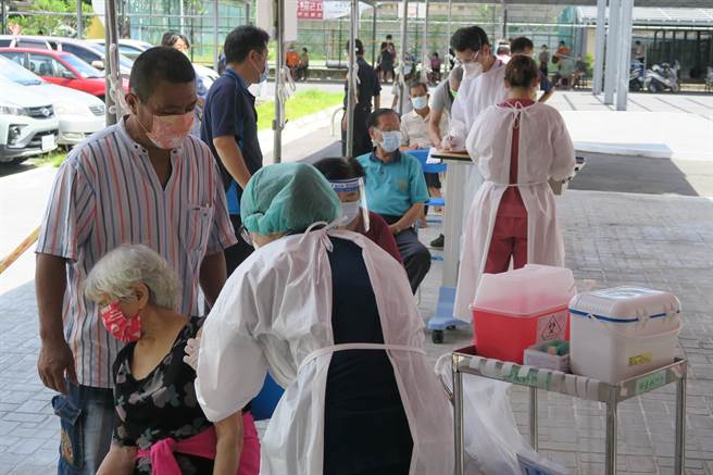 彰化县2日起针对75至84岁造册长者施打美国捐赠的莫德纳疫苗，彰化医院在户外遮阳棚停车场区规画户外施打区、留观区，除有病床氧气筒待命，还贴心设置流动厕所，体贴来打疫苗的长者，动线十分流畅也拉长人与人的距离避免群聚，让长者大讚贴心。（院方提供／谢琼云彰化传真）