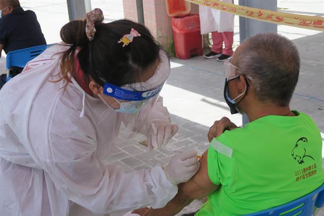 彰化县2日起针对75至84岁造册长者施打美国捐赠的莫德纳疫苗，彰化医院在户外遮阳棚停车场区规画户外施打区、留观区，除有病床氧气筒待命，还贴心设置流动厕所，体贴来打疫苗的长者，动线十分流畅也拉长人与人的距离避免群聚，让长者大讚贴心。（院方提供／谢琼云彰化传真）