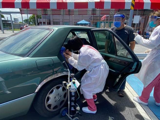 彰化县2日起针对75至84岁造册长者施打美国捐赠的莫德纳疫苗，彰化医院在户外遮阳棚停车场区规画户外施打区、留观区，除有病床氧气筒待命，还贴心设置流动厕所，体贴来打疫苗的长者，动线十分流畅也拉长人与人的距离避免群聚，让长者大讚贴心。（院方提供／谢琼云彰化传真）