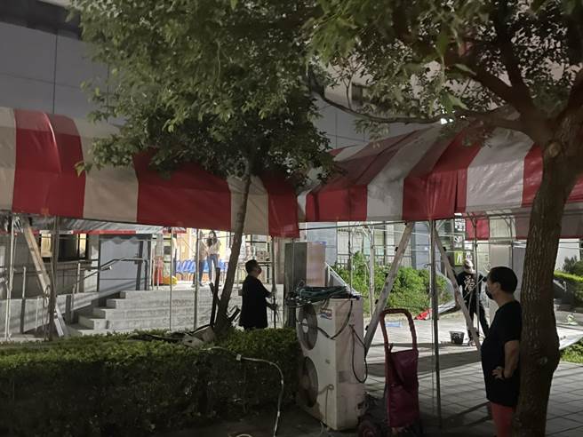 新北市議員蔡淑君看到長輩忍著暑熱排隊打疫苗於心不忍，緊急調來大型帳篷與冷氣，盼讓眾人能舒適打疫苗。（摘自蔡淑君臉書）