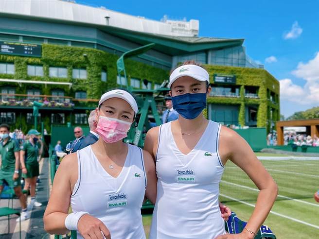 詹咏然／詹皓晴姊妹檔在温网女双赛事联手直落二轻松击败对手，顺利闯进32强。(刘雪贞提供)
