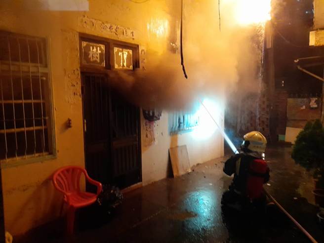 屏市晚间发生一起住宅火警，屋主被救出时已无生命徵象。(屏县消防局提供)