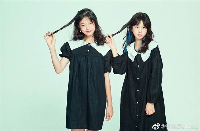 锺丽缇二女儿张思捷12岁和小女儿张凯琳11岁。(图/ 摘自锺丽缇微博)