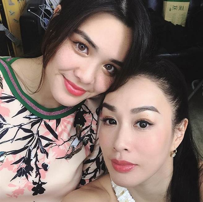 锺丽缇大女儿是混血儿，也被外界认为是跟她最像的。(图/ 摘自锺丽缇IG)