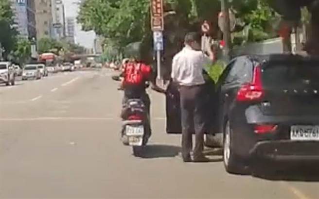 骑士故手伸出右手碰车子。（图／翻摄自爆料公社）