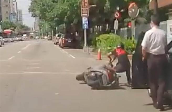 骑士轻轻倒下制造假车祸。（图／翻摄自爆料公社）