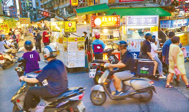 新北市永和樂華夜市1日恢復營業，雖然尚未達到以前的盛況，但是已經漸漸出現逛街購物人流。（姚志平攝）