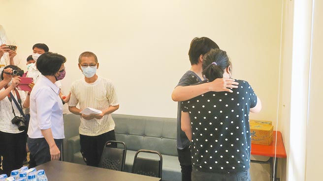 彰化县长王惠美（左一）至陈志帆灵堂前上香并向家属表达哀悼，陈志帆的母亲和妹妹在另一旁难忍悲痛低声哭泣。（谢琼云摄）