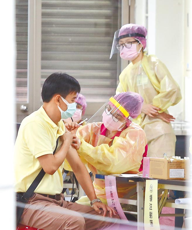 卫福部疾管署人体研究伦理审查会委员、政大法律系副教授刘宏恩表示，食药署仅要求国产疫苗中和抗体效价达到AZ疫苗的67％，标准太松。图为民眾施打AZ疫苗。（陈俊吉摄）