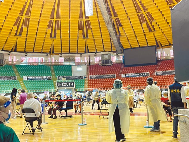 医师呼吁指挥中心应进一步松绑治疗药物单株抗体申请流程。图为民眾施打莫德纳疫苗。（洪浩轩摄）