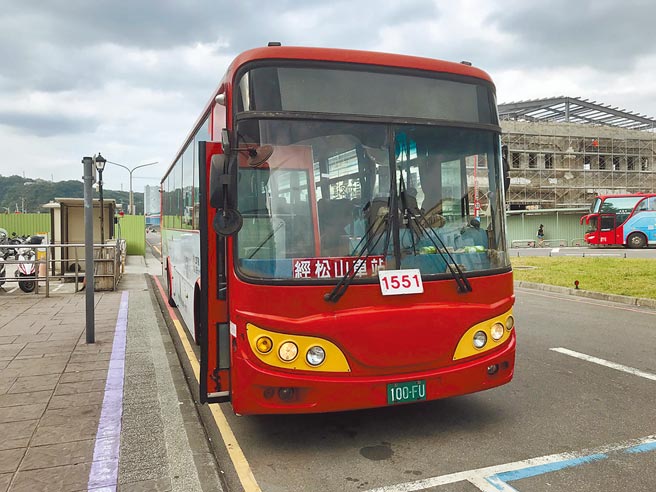 福和客运专营基隆到新店1551路线，受疫情影响宣布8月1日起停驶。（陈彩玲摄）